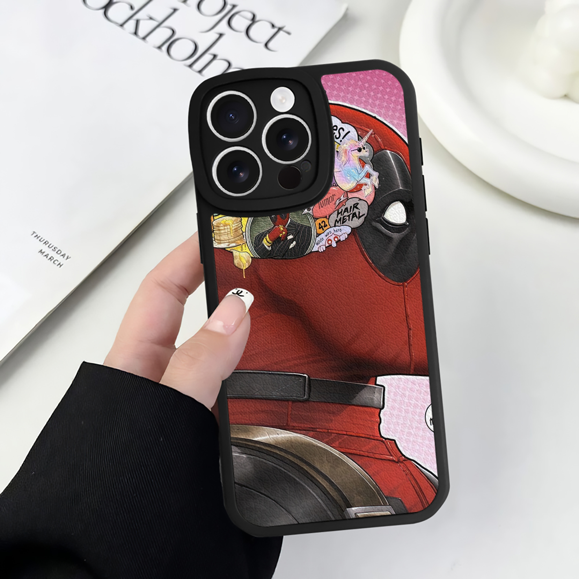 （画像用） Deadpool デッドプール 【iPhone 16シリーズ対応】シリコンスマホケース（レザー調） 材質：シリコン